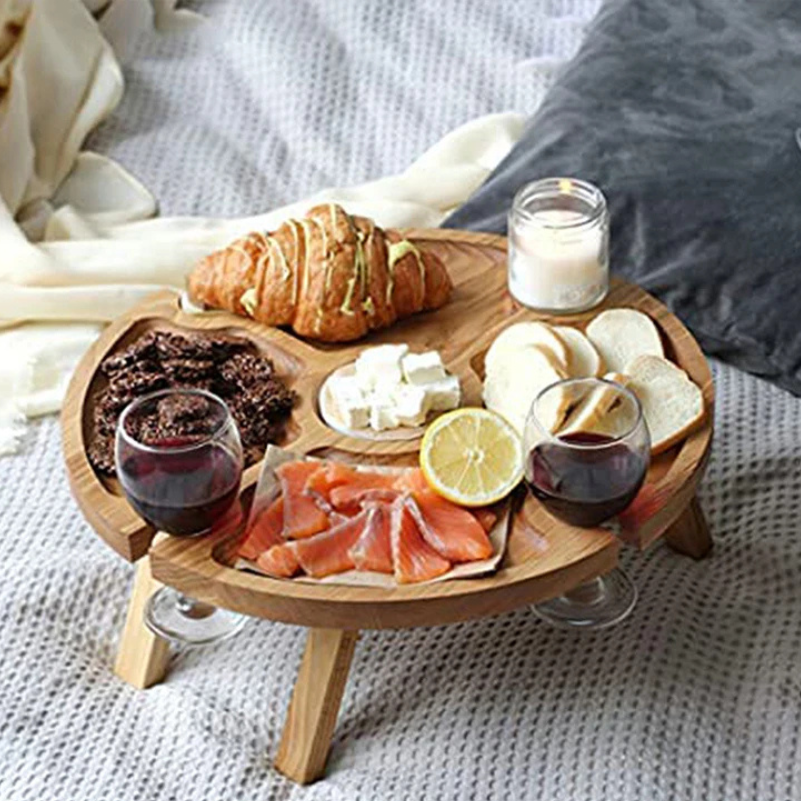 Elegante houten borreltafel met designplant