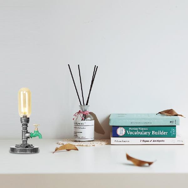 Elegante tafellamp van helder glas met ronde lampenkap