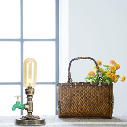 Elegante metalen tafellamp met industriële lampenkap