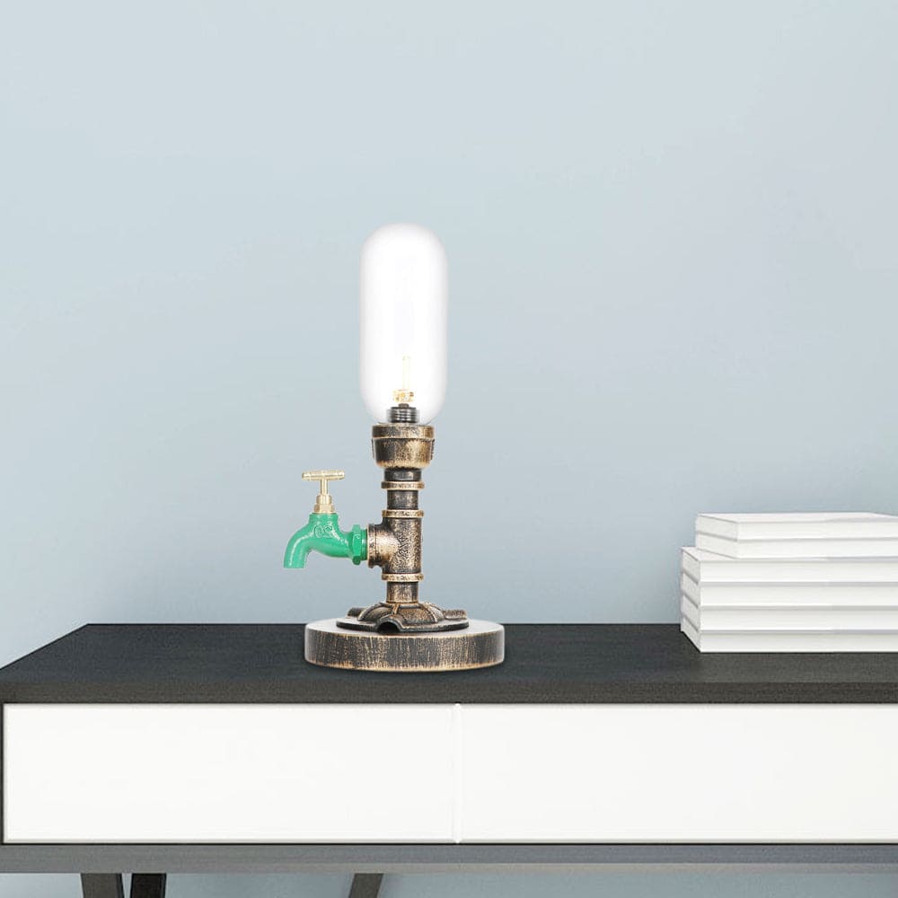 Elegante metalen tafellamp met industriële lampenkap