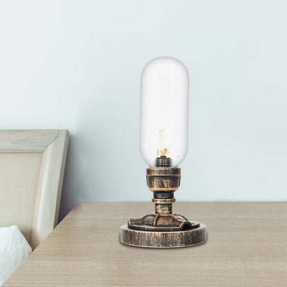 Elegante metalen tafellamp met industriële lampenkap