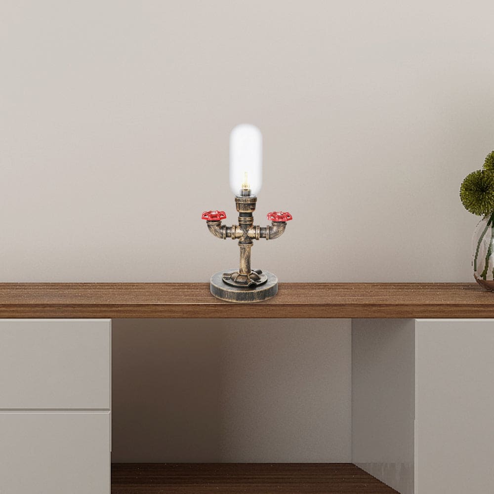 Elegante metalen tafellamp met industriële lampenkap