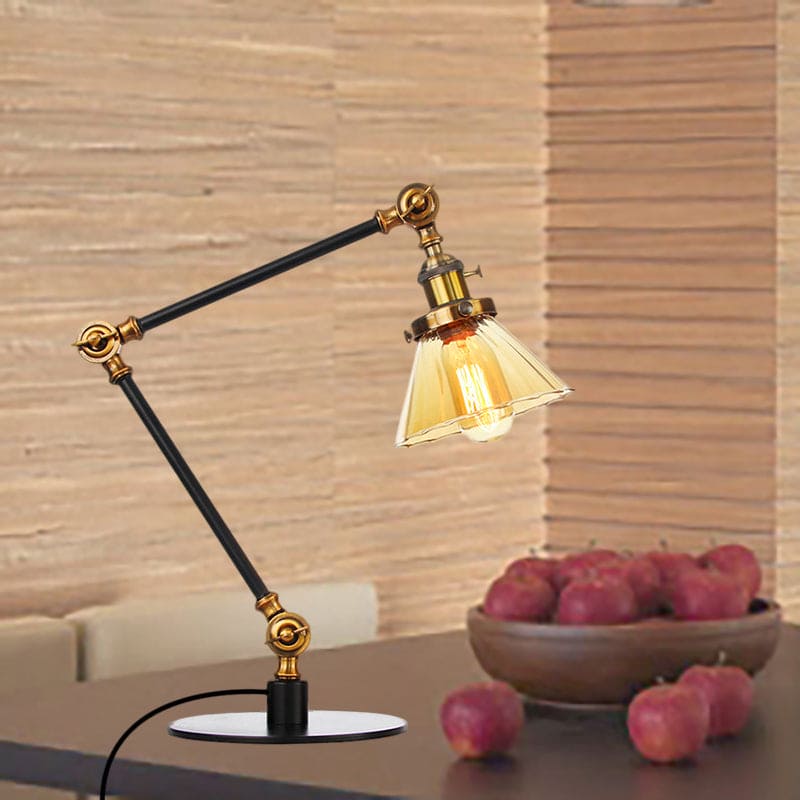 Elegante tafellamp van helder glas, kegelvormig