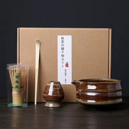 Theepot en accessoires voor traditionele Japanse matcha